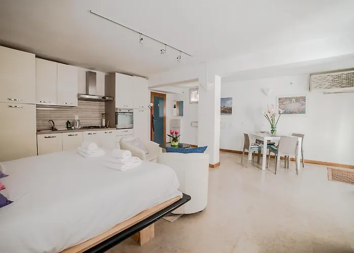 Gondola Rosa, Incantevole Vista Sul Canale