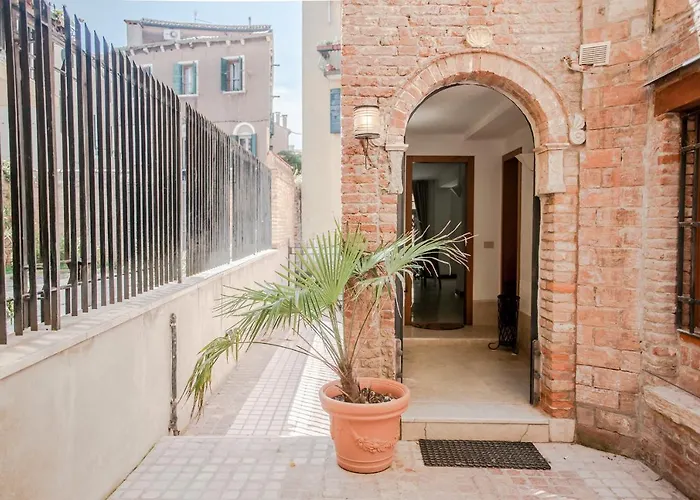 Gondola Rosa, Incantevole Vista Sul Canale