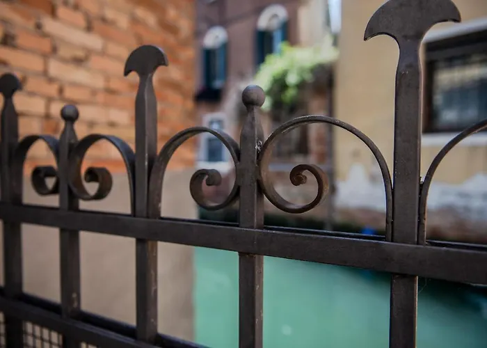 Gondola Rosa, Incantevole Vista Sul Canale